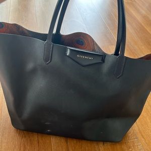 Givenchy Antigona Peacock tote in black